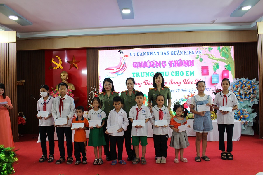 Ban phụ nữ Công an thành phố tặng quà trẻ em dịp Trung thu